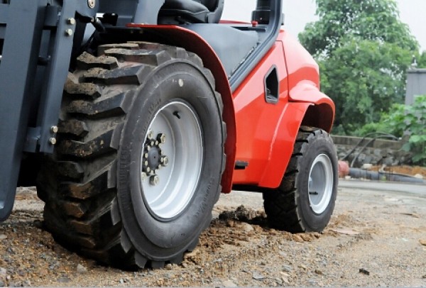 Motostivuitor Yanmar - capacitate 2500 kg - FD25T-C4WE3
