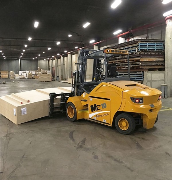 Electrostivuitor Montini MR 6 > MR 12 cu 4 Roți si capacitatea de încărcare de la 6000 kg la 12000 kg – 96V