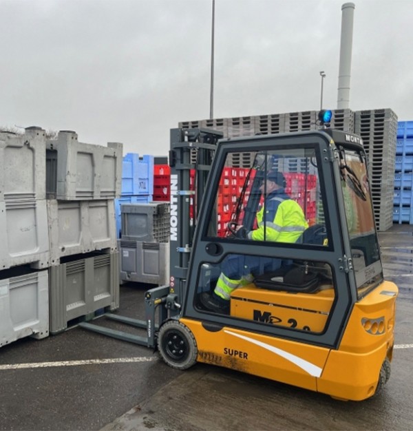 Electrostivuitor Montini MR SUPER LITHIUM cu 3 Roți si capacitatea de încărcare de la 1600 kg la 2000 kg - 48V